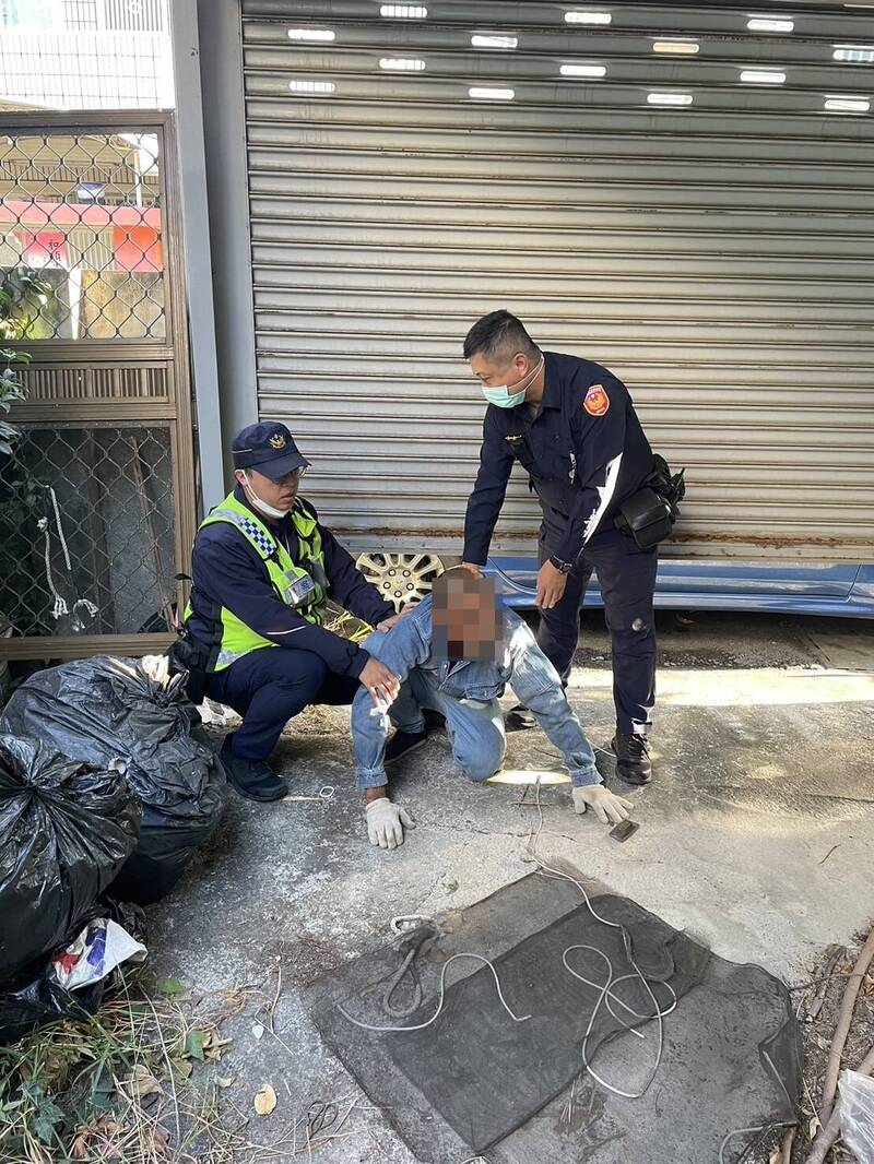 男子進空屋拆拔鐵窗鋁材，警方當場人贓俱獲。 （讀者提供）