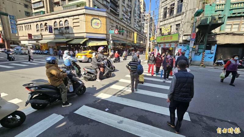 基隆市愛三路與仁四路口因有仁愛市場，每天車水馬龍交通繁雜，為提升用路人安全，基隆市議長童子瑋與相關單位今天到場會勘，童子瑋建議設置「行人專用時相」，市府同意4月設置。（記者俞肇福攝）