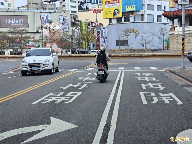 新竹市區多處路口的地面都劃設「停車再開」標誌。（記者洪美秀攝）