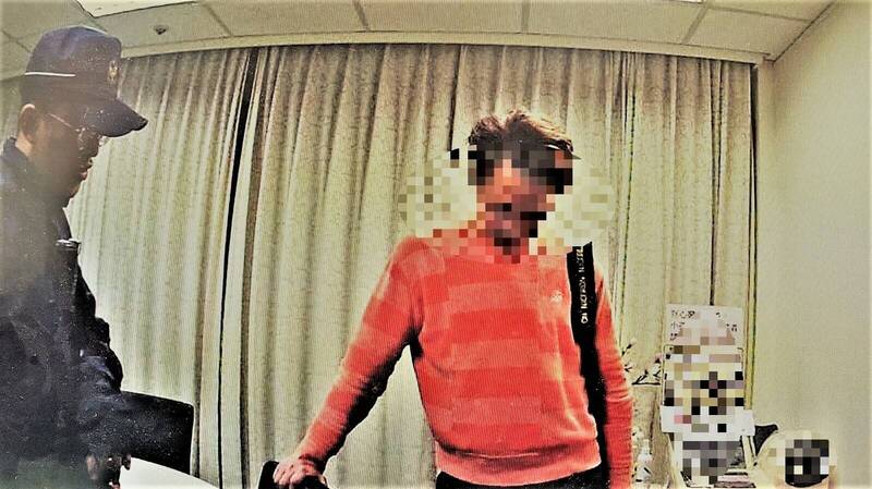 28歲楊姓男子欲辦保單借款120萬元給假女友,警方到場勸阻。(警方提供) 28歲楊姓男子欲辦保單借款120萬元給假女友,警方到場勸阻。(警方提供)