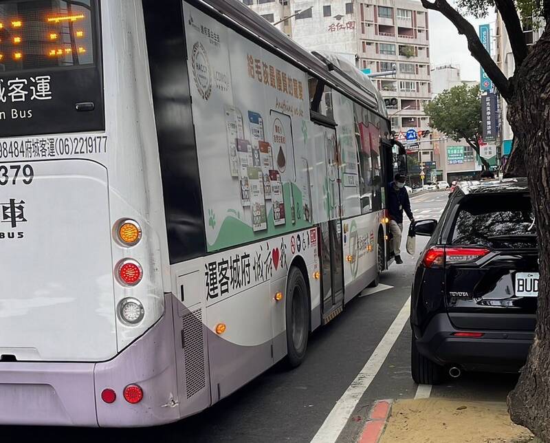 南市東區東寧長榮公車站被質疑設計不良，造成公車必須停等在車道讓乘客上下車，讓乘客、用路人陷入危機。（圖由蔡筱薇提供）