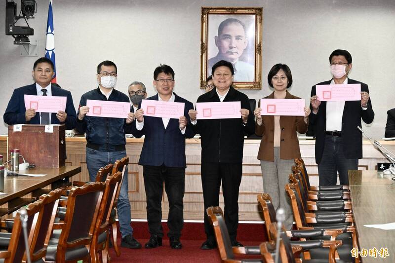 立法院29日舉行各委員會召委選舉,國民黨團總召傅崐萁(右三)與同黨立委在司法委員會投票前一同亮票。(資料照) 立法院29日舉行各委員會召委選舉,國民黨團總召傅崐萁(右三)與同黨立委在司法委員會投票前一同亮票。(資料照)