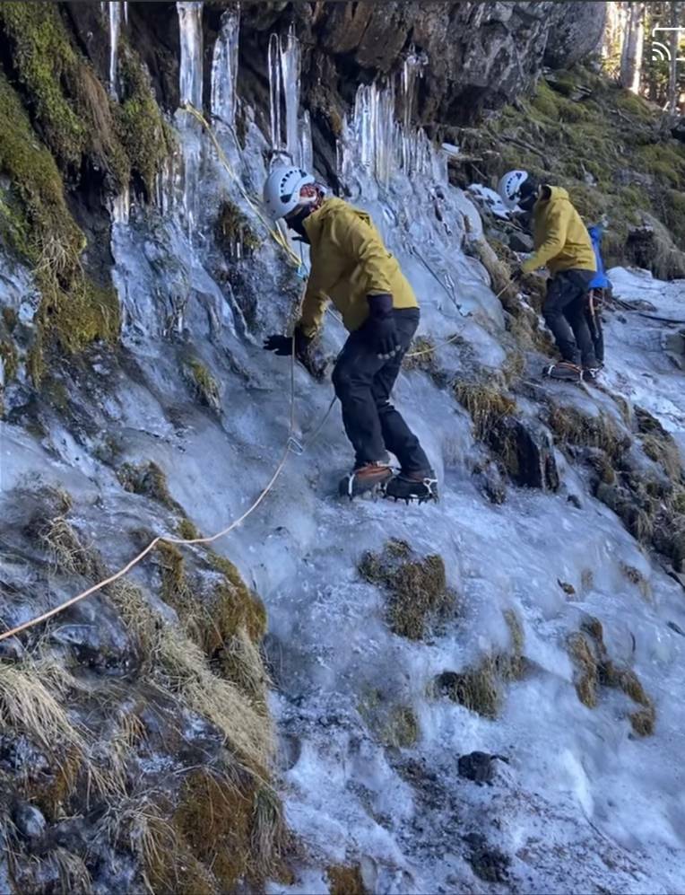 雪山仍有積雪， 苗縣消防員救援訓練維持救援量能。（苗縣府消防局提供）