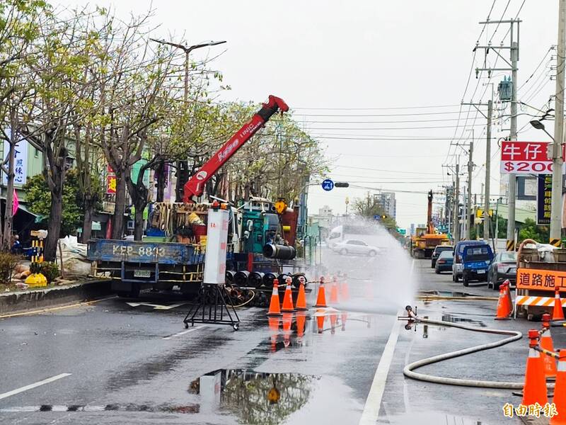 台南市仁德區中正路三段下水道工程不慎挖斷天然氣管線，消防隊獲報趕往現場灑水、警戒。（記者吳俊鋒攝）