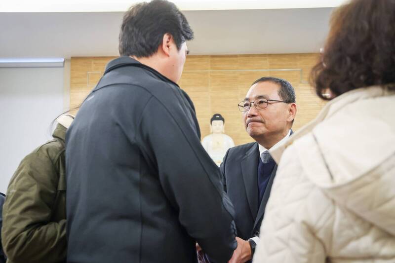 新北市長侯友宜赴員警蘇昱鴻靈堂致祭，慰問家屬。（摘自侯友宜臉書）