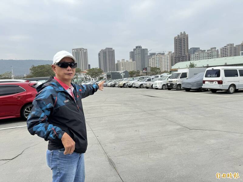 高雄市三民區德西里近年來不少空地不斷興建停車場，里長林財旺認為停車場已過量，而且每座都是上千坪，已影響當地發展。（記者許麗娟攝）
