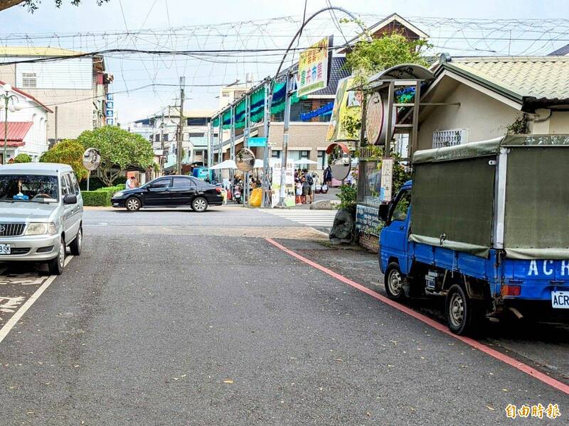 南投縣陸續啟動路邊停車收費，集集鎮率先於去年上路，但近來卻出現停在紅、黃線，以及路口轉彎處的違停亂象。（記者劉濱銓攝）