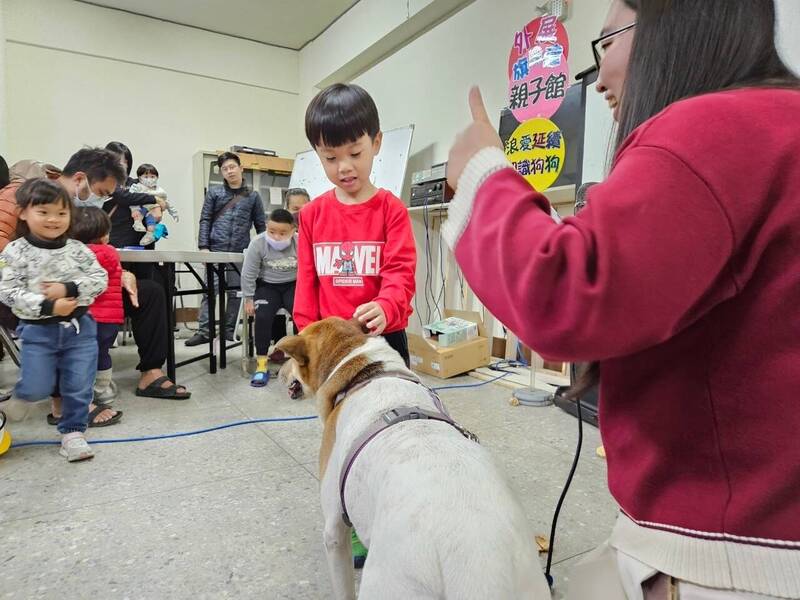 小朋友開心與浪浪「花生」親密接觸。（圖由伊甸基金會提供）