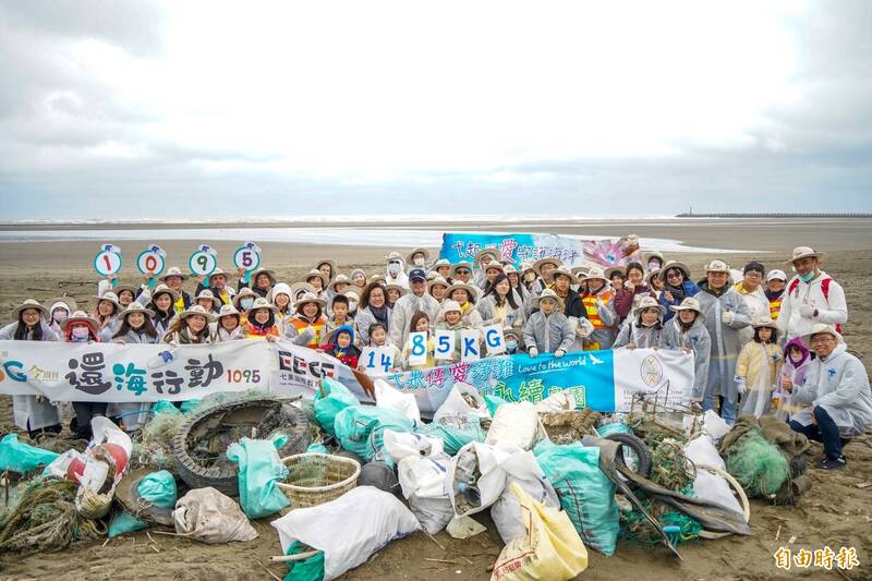 新竹地區弋果國際教育集團百餘名志工今天頂著10度低溫和寒風細雨,在南寮淨灘清出1.5公噸廢棄物。(記者洪美秀攝) 新竹地區弋果國際教育集團百餘名志工今天頂著10度低溫和寒風細雨,在南寮淨灘清出1.5公噸廢棄物。(記者洪美秀攝)