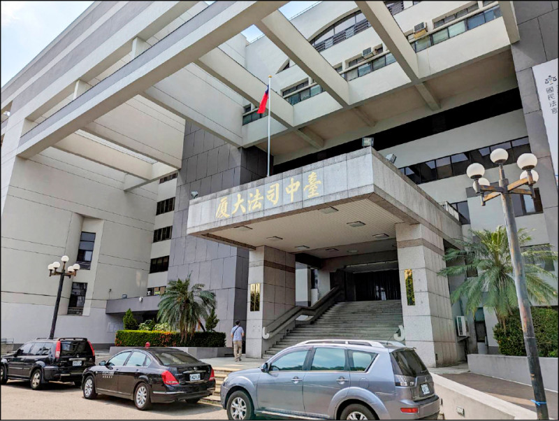 「白玫瑰女屍命案」兇手梁又山假釋,愛上輔導他的台中地檢署女觀護人,猛寫情書寄給女方,女觀護人被迫提告,台中地院以觸犯跟蹤騷擾罪判刑。(資料照) 「白玫瑰女屍命案」兇手梁又山假釋,愛上輔導他的台中地檢署女觀護人,猛寫情書寄給女方,女觀護人被迫提告,台中地院以觸犯跟蹤騷擾罪判刑。(資料照)