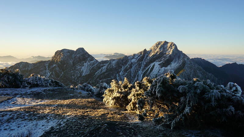 玉山積雪一公分，今天清晨從玉山北峰的玉山氣象站望向玉山主峰、東峰，明顯可見積雪，能見度良好。（氣象署提供）