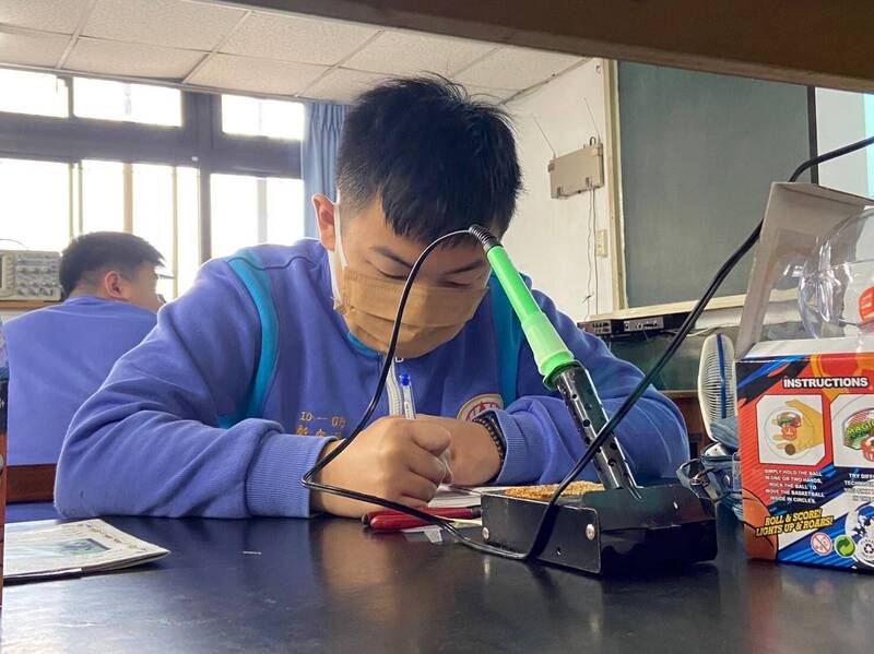 來自安溪國中的學生鄭宇辰不受先天限制,積極向學,參加新北市112學年度國中技藝競賽。(新北市教育局提供) 來自安溪國中的學生鄭宇辰不受先天限制,積極向學,參加新北市112學年度國中技藝競賽。(新北市教育局提供)