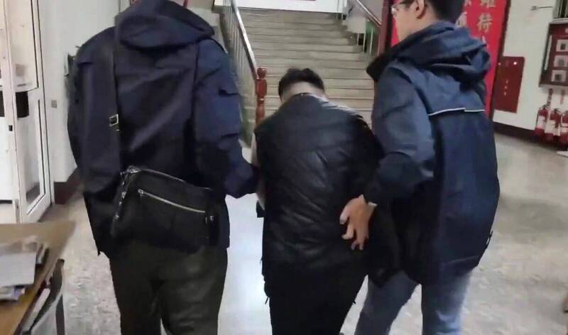 卓男（中）逃亡14天後，因遭切斷補給，在桃園觀音區落網移送法辦。（記者陳建志翻攝）