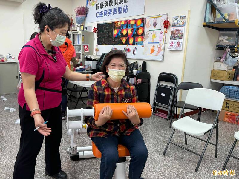 陳美妃(左)關懷長輩肌力。(記者洪臣宏攝) 陳美妃(左)關懷長輩肌力。(記者洪臣宏攝)