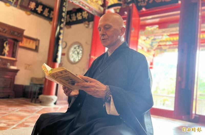 退役英籍指揮官金門名剎當志工！台灣女婿「馬克師父」唸經傳佛法