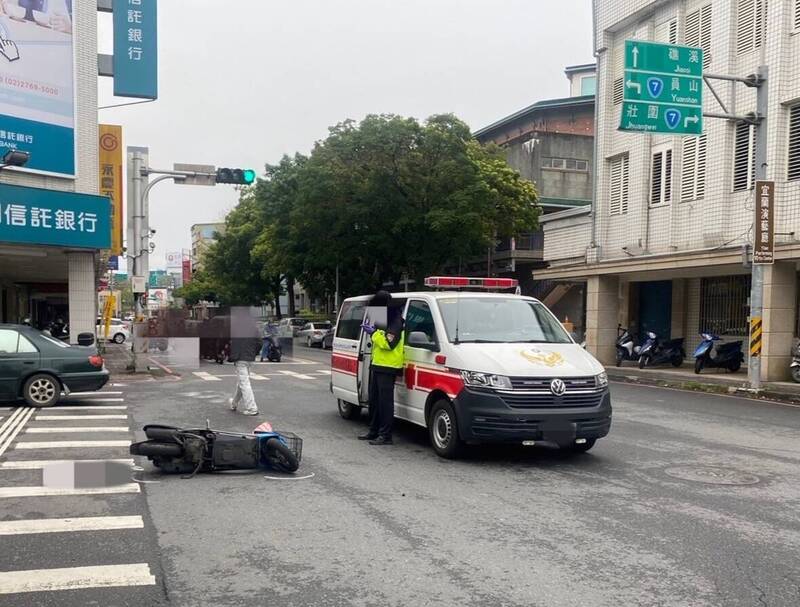 宜市中山路二段與民權路一段路口，昨天發生救護車鳴笛通過紅燈時，撞上綠燈直行機車女騎士。（記者江志雄翻攝）