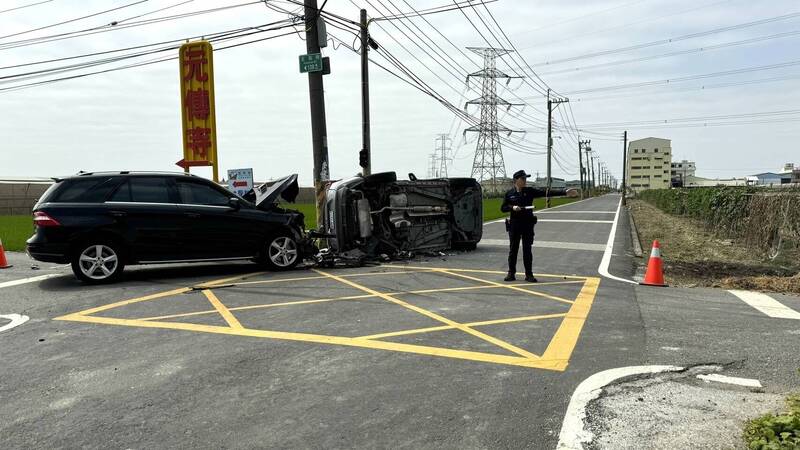 高市阿蓮區玄佑街今天上午11點多，發生2部轎車碰撞事故，其中1部當場翻覆，駕駛和乘客受輕傷。（民眾提供）