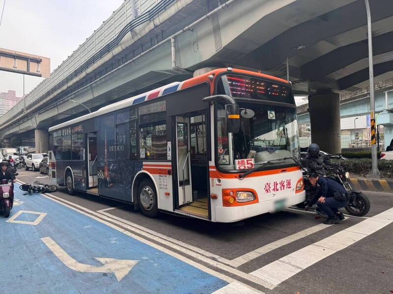 公車不慎追撞大型重機，又遭到後方騎士追撞，造成5人受傷。（記者陸運鋒翻攝）