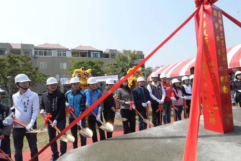 員林重劃區幼兒園動工，25支金鏟子，意外成為搶手貨。（照片由縣府提供）