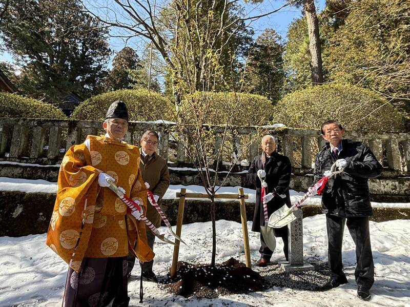 台日民間共同推動的昭和櫻返鄉活動，今天在山梨縣富士山吉田登山口附近的北口本宮富士淺間神社種下台灣山櫻，駐日大使謝長廷（右）和全台連會長趙中正（右2）受邀參加。（全台連提供）