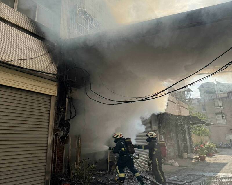 彰化市彰水路一間透天厝今天上午驚傳火警，屋內2人一度受困，消防員全力搶救。（警方提供）