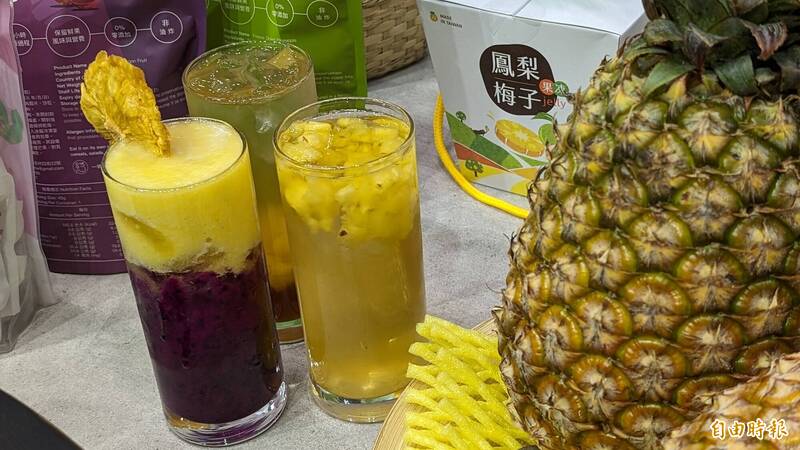 農業部在東京食品展中推出以紅火龍果和鳳梨鮮果製成的果汁。(記者林翠儀攝) 農業部在東京食品展中推出以紅火龍果和鳳梨鮮果製成的果汁。(記者林翠儀攝)