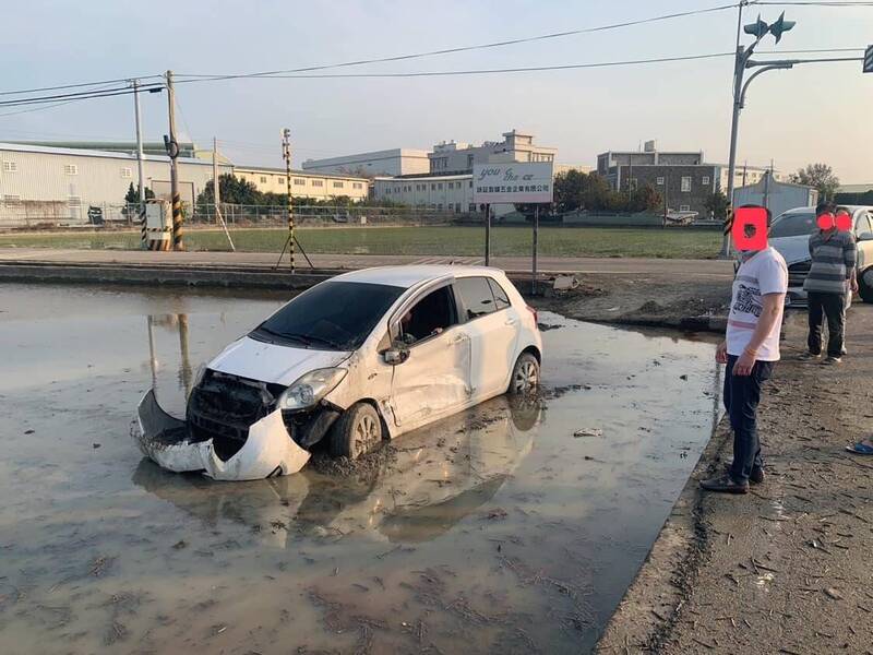 苑裡鎮新復3路與新復18路口兩車相撞，白色車被撞入田裡。（民眾提供）