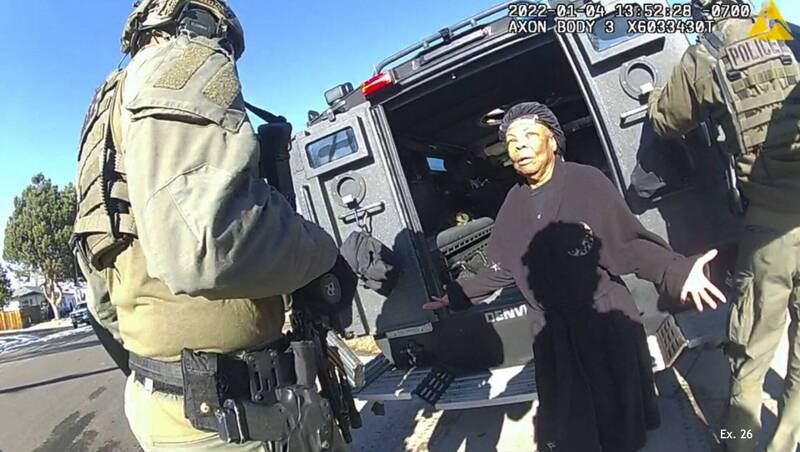美国科罗拉多州78岁奶奶（黑衣者），遭警方错误搜索住处，获赔376万美元。（美联社）(photo:LTN)
