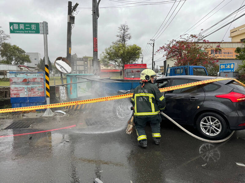 新竹縣西區因車禍意外一度又傳瓦斯外洩。（新竹縣府消防局提供）