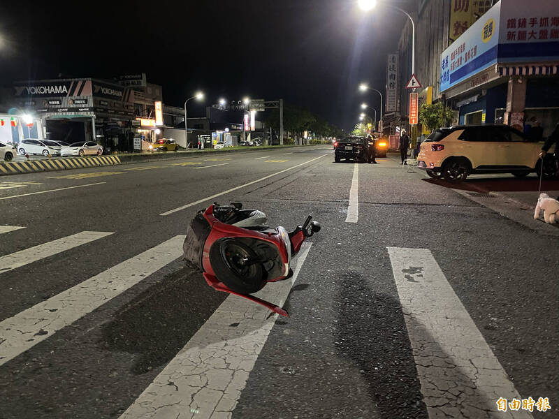 30秒連兩撞！轎車開機慢車道還闖紅燈 釀1死3傷 - 社會 - 自由時報電子報