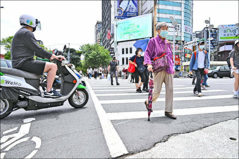 行政院明天擬通過「道路交通管理處罰條例」修正草案與相關子法，1200元以下罰鍰的微罪不記點、不能檢舉，及逕行舉發（科技執法、民眾檢舉）也不記點。（資料照）