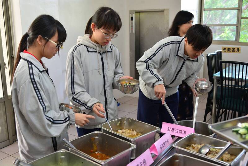 雲林縣7日起全縣國中小營養午餐暫緩使用辣椒粉及咖哩粉，待疑慮釐清後再評估。（資料照）