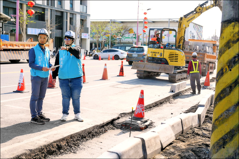 花蓮市重慶路自由街街口至石藝大街入口處人行道老舊破損，市公所進行更新。（市公所提供）