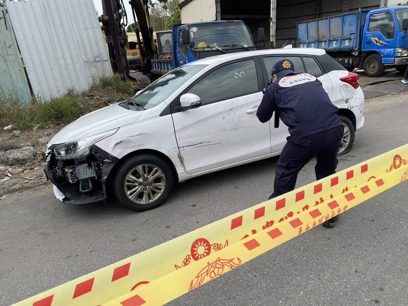 警方今天早上尋獲藥頭轎車，隨即封鎖現場採證。（記者王冠仁翻攝）