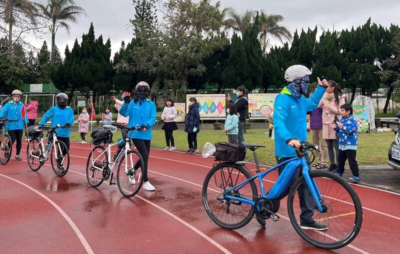 后厝國小畢業生展開單車環島之旅。（桃園市政府提供）