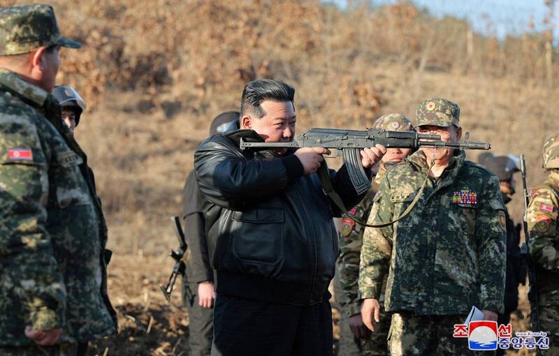北韩领导人金正恩6日前往该国西部一座军事基地视察部队野战训练，并下令加强战争准备。（路透）(photo:LTN)