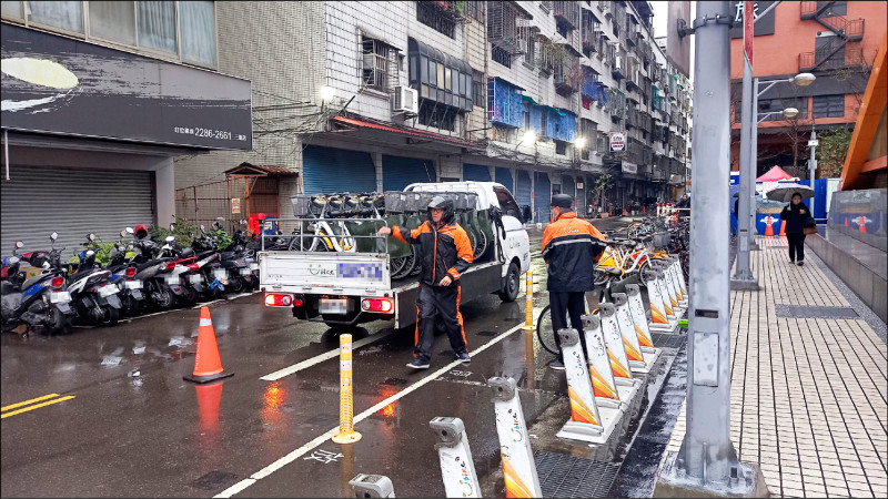 台北市議員曾獻瑩說，全市YouBike站點已超過1300個，卻只有40台小貨車在調度。（曾獻瑩辦公室提供）