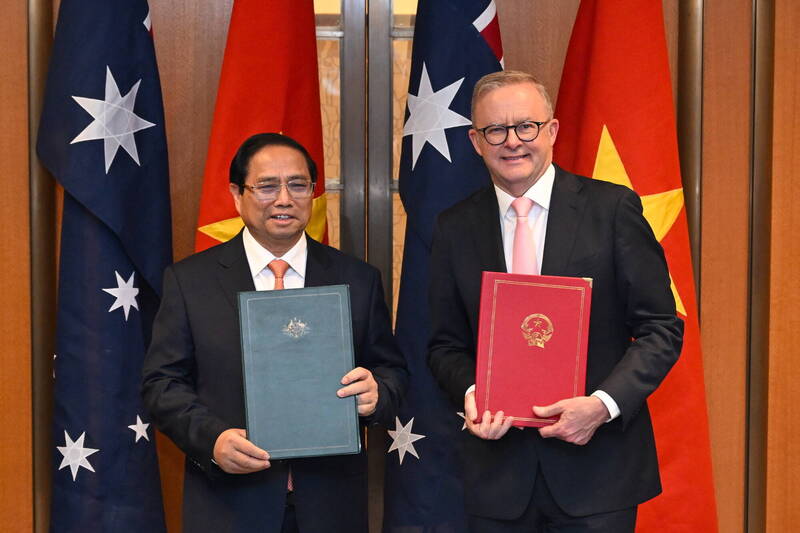 澳洲总理艾班尼斯（右）与越南总理范明正（左）见证双方签署的多项合作文件。（欧新社）(photo:LTN)