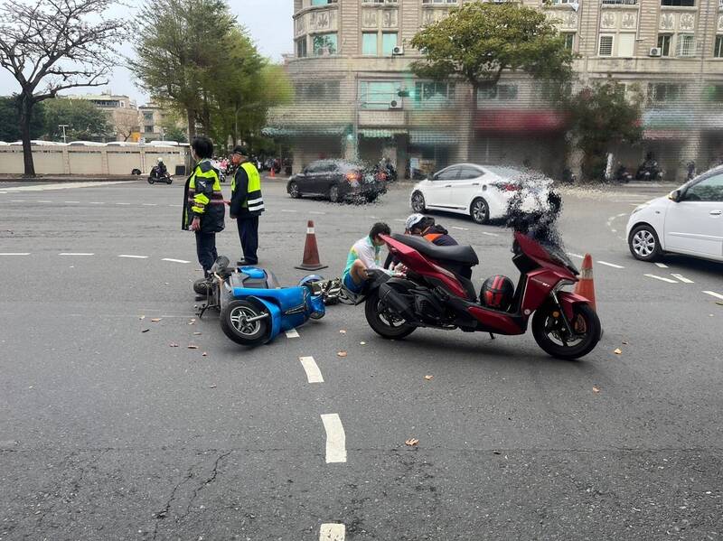 楠梓區外環西路與外環西路75巷口發生機車交通事故。（圖由讀者提供）