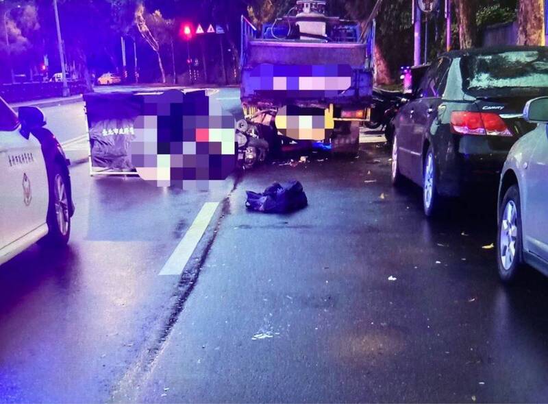 小貨車違規併排停靠卸貨，造成機車騎士撞上頭部重創死亡。（記者劉慶侯翻攝）