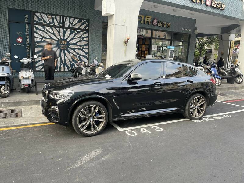 BMW車頭超出停車格線，位於禁止停車的黃線，除被警方開罰單，停車費也要繳。（民眾提供）