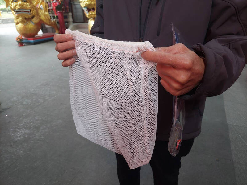 宜兰罗东夜市名店阿灶伯，被质疑用洗衣袋装中药材炖汤，业者出面澄清，使用的是日本进口的耐热袋。（民众提供）(photo:LTN)
