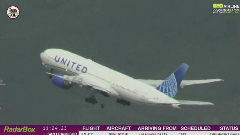 美国联合航空一架原订从旧金山飞往日本的波音777班机，竟在起飞过程将轮胎从半空中甩掉，并导致地面停车场的多部车辆毁损。（美联社）(photo:LTN)