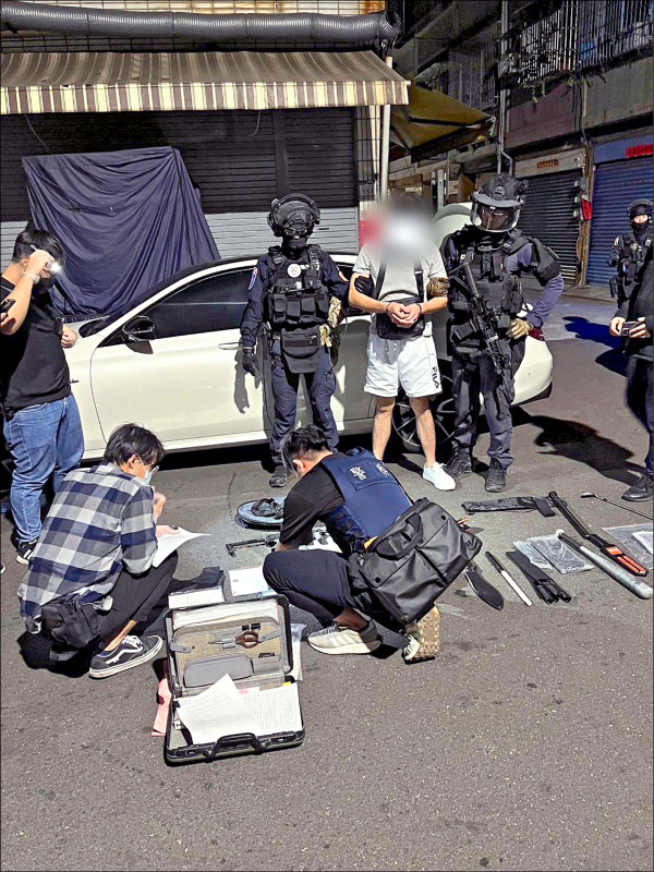 呂男的同夥施男（著短褲者）也被捕，住處起出大批槍彈刀械。（記者洪定宏翻攝）