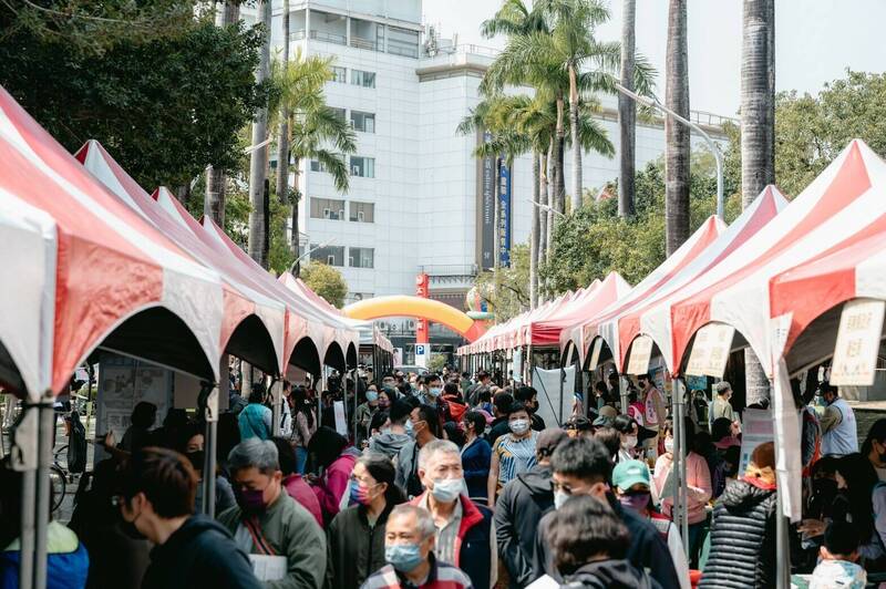 屏東縣政府今天（9日）上午將在屏東公園舉辦現場徵才活動。圖為去年（2023年）屏東公園徵才活動畫面。（屏東縣政府提供）