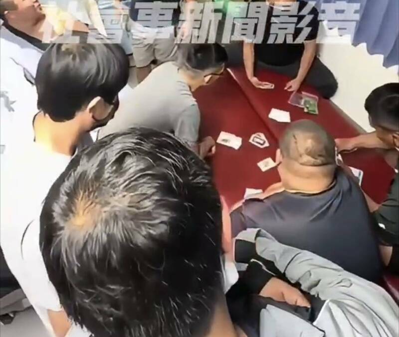 龔姓男子因病住院，一票好兄弟到醫院探望他時，竟在病房內直接開賭局。（翻攝社會事新聞網）