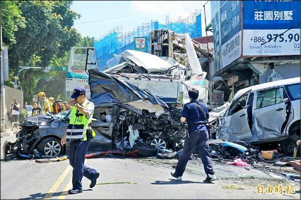 內政部警政署指出，「道路交通事故資料申請系統」線上申請驗證機制，除現有的自然人憑證外，新增健保卡驗證。圖為交通事故示意圖。（資料照）