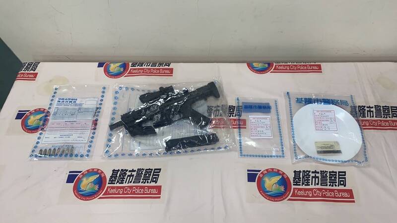 基隆市警察局自2月19日起至29日止執行「全國同步掃黑行動」併肅槍專案,檢肅治平對象1名及共犯5人不法份子,緝獲改造長槍及子彈,偵破各類刑案182件189人、緝獲31名通緝犯。 (記者林嘉東翻攝) 基隆市警察局自2月19日起至29日止執行「全國同步掃黑行動」併肅槍專案,檢肅治平對象1名及共犯5人不法份子,緝獲改造長槍及子彈,偵破各類刑案182件189人、緝獲31名通緝犯。 (記者林嘉東翻攝)