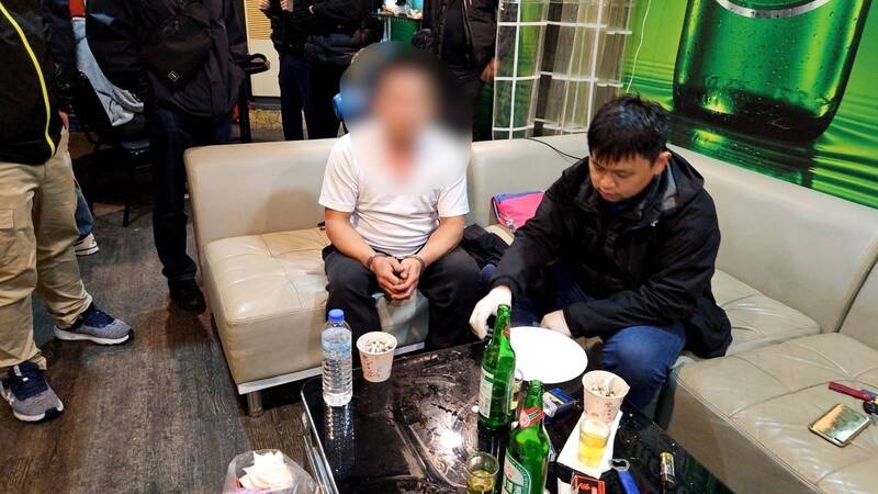 槍砲通緝犯郭兆順(左)藏在友人住處,見大批警方登門,自知難逃法網,乖乖束手就擒。 (記者林嘉東翻攝) 槍砲通緝犯郭兆順(左)藏在友人住處,見大批警方登門,自知難逃法網,乖乖束手就擒。 (記者林嘉東翻攝)