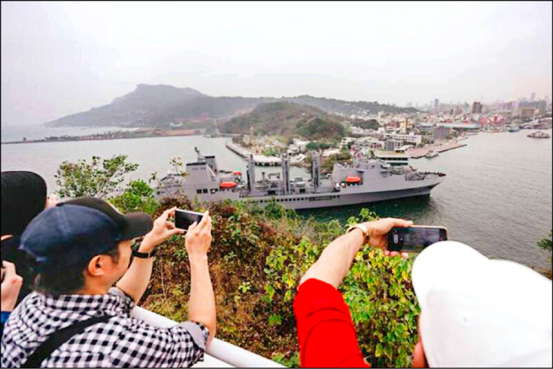 敦睦遠航訓練3艘艦艇，今從高雄港新濱碼頭開始，陸續靠泊7處港口開放民眾參觀。（青年日報提供）